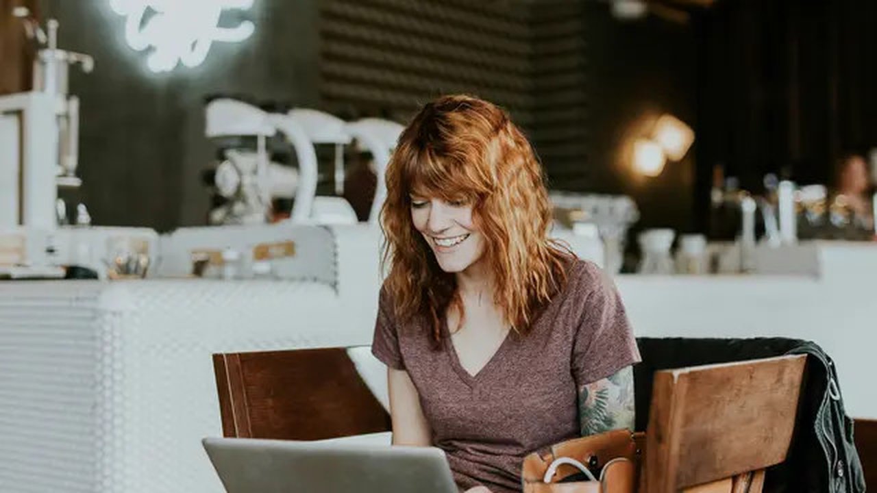 Illustrasi seorang yang berjualan di toko online (foto: Unsplash 30/09/2024)