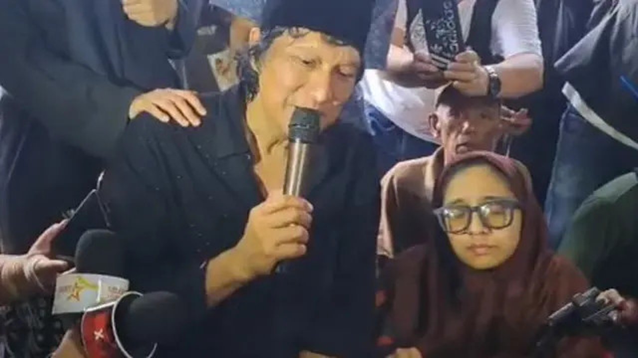 Ikang Fawzi di pemakaman Marissa Haque.