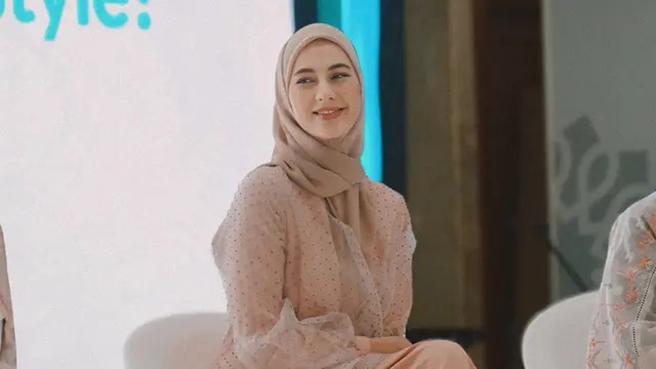 Ibu dua anak ini tampil sangat anggun saat menjadi pembicara sebuah event yang diselenggarakan oleh salah satu bank syariah di Indonesia. (Foto: Instagram/ paula_verhoeven)
