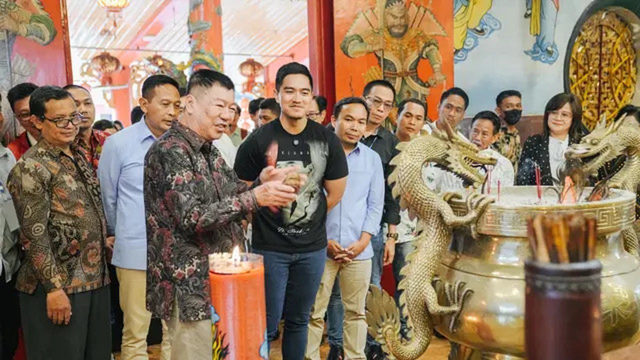 Ketua umum Partai Solidaritas Indonesia (PSI) Kaesang Pangarep mengunjungi kelenteng Eng An Kiong yang berada di kota Malang, Jawa Timur. (Dok. Istimewa)