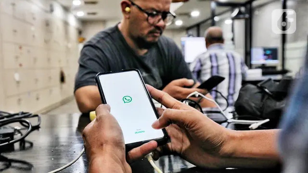 Warga mencoba mengakses aplikasi Whatsapp di Jakarta, Selasa (25/10). Platform pesan instan WhatsApp dilaporkan error, Selasa (25/10/2022) siang. Tak hanya di Indonesia, WhatsApp juga dilapor