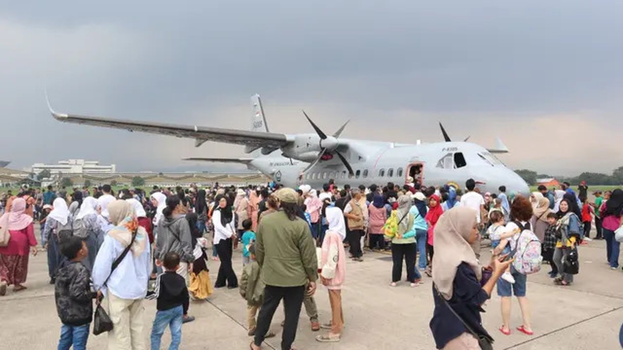 Dalam rangka memeriahkan HUT Ke-79 TNI, Lanud Husein Sastranegara menggelar acara Open Base yang dihadiri oleh ratusan warga masyarakat, Sabtu (5/10/2024). (Foto: Istimewa).
