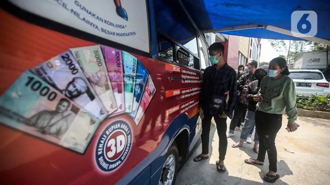 Warga menukarkan uang rupiah kertas baru emisi 2022 di Pasar Senen, Jakarta, Selasa (23/8/2022). Uang rupiah kertas baru emisi 2022 terdiri atas pecahan Rp 100.000, Rp 50.000, Rp 20.000, Rp 1