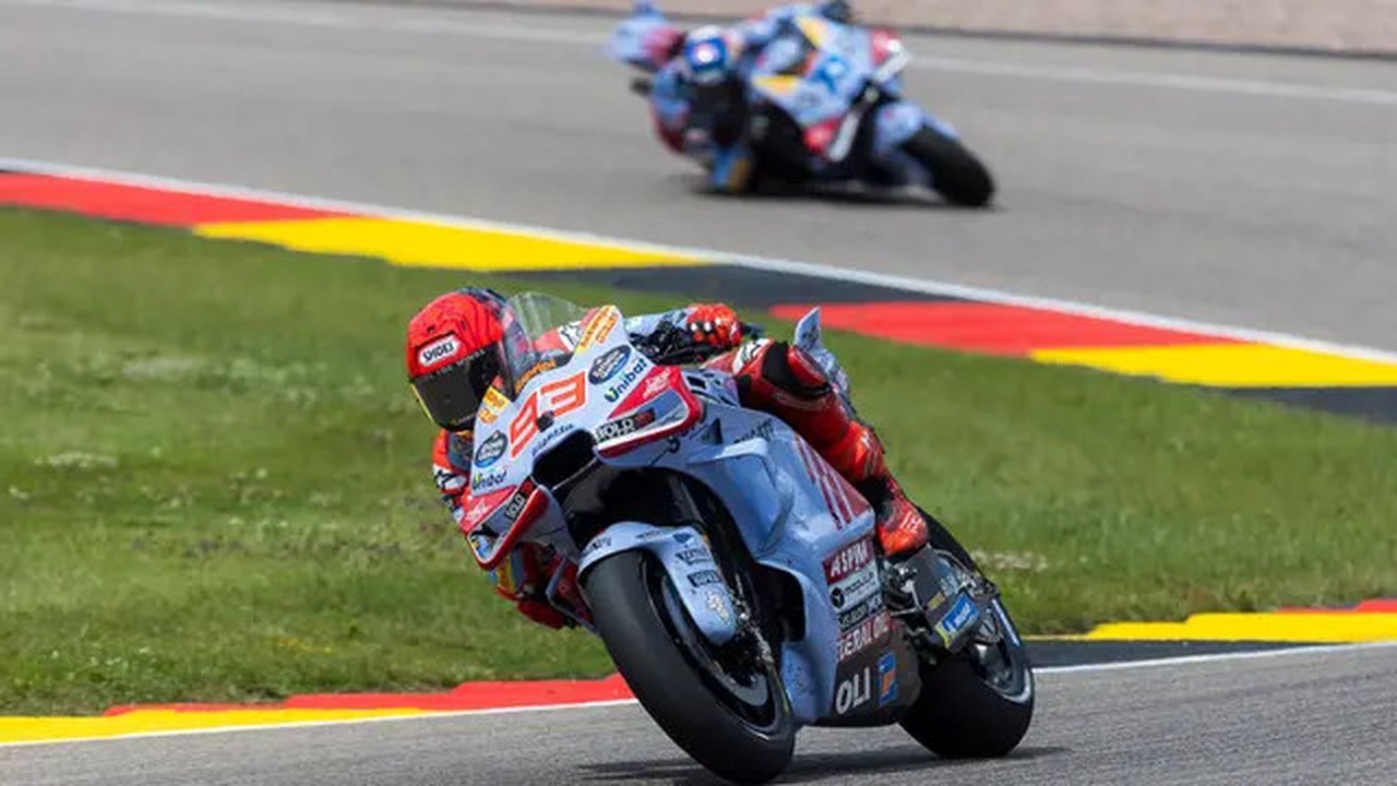 Pembalap Gresini Racing, Marc Marquez (depan) dan Alex Marquez memacu motornya saat MotoGP Jerman 2024 yang berlangsung di Sirkuit Sachsenring, Jerman, Minggu (07/07/2024) waktu setempat. (AF