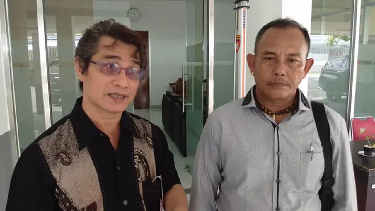 Kuasa hukum dari kantor R & Partners Law Firm, Rahmadi G Lentam dan pelapor Sukarlan F Doemas ditemui usai menyampaikan laporan di Bawaslu Kalteng di Palangka Raya, Kamis (3/10/2024).