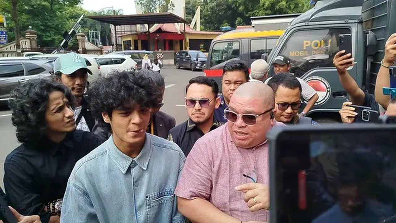 TikTokers Vadel Badjideh bersama penasihat hukumnya, Razman Arif Nasution, menghadiri panggilan Polres Metro Jakarta Selatan, Jumat (4/10/2024). Vadel dipanggil terkait kasus dugaan pencab