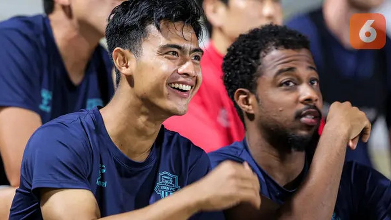 Pratama Arhan (kiri) berbincang dengan rekannya saat laga uji coba antara Suwon FC melawan Bhayangkara FC di Stadion PTIK, Jakarta, Senin (12/02/2024). (Bola.com/Bagaskara Lazuardi)