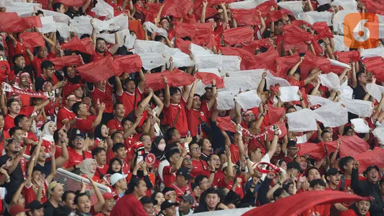 Suporter Timnas Indonesia saat melawan Filipina pada laga terakhir Grup F putaran kedua kualifikasi Piala Dunia 2026 Zona Asia di Stadion Utama Gelora Bung Karno (SUGBK) Senayan, Jakarta,