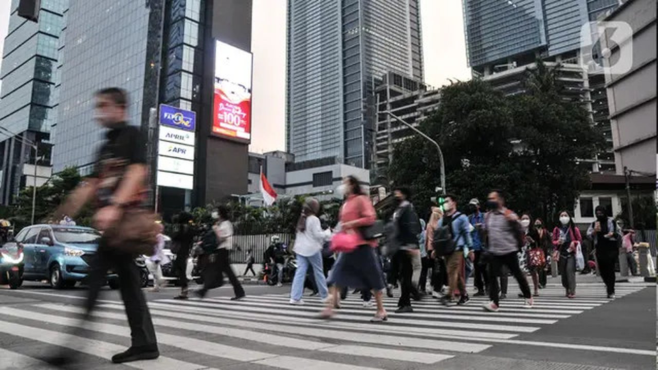 Aktivitas pekerja saat jam pulang kantor di kawasan Sudirman, Jakarta Pusat, Kamis (29/9/2022).   Wakil Gubernur DKI Jakarta Ahmad Riza Patria mengungkapkan bakal mendukung pemerintah pusat j