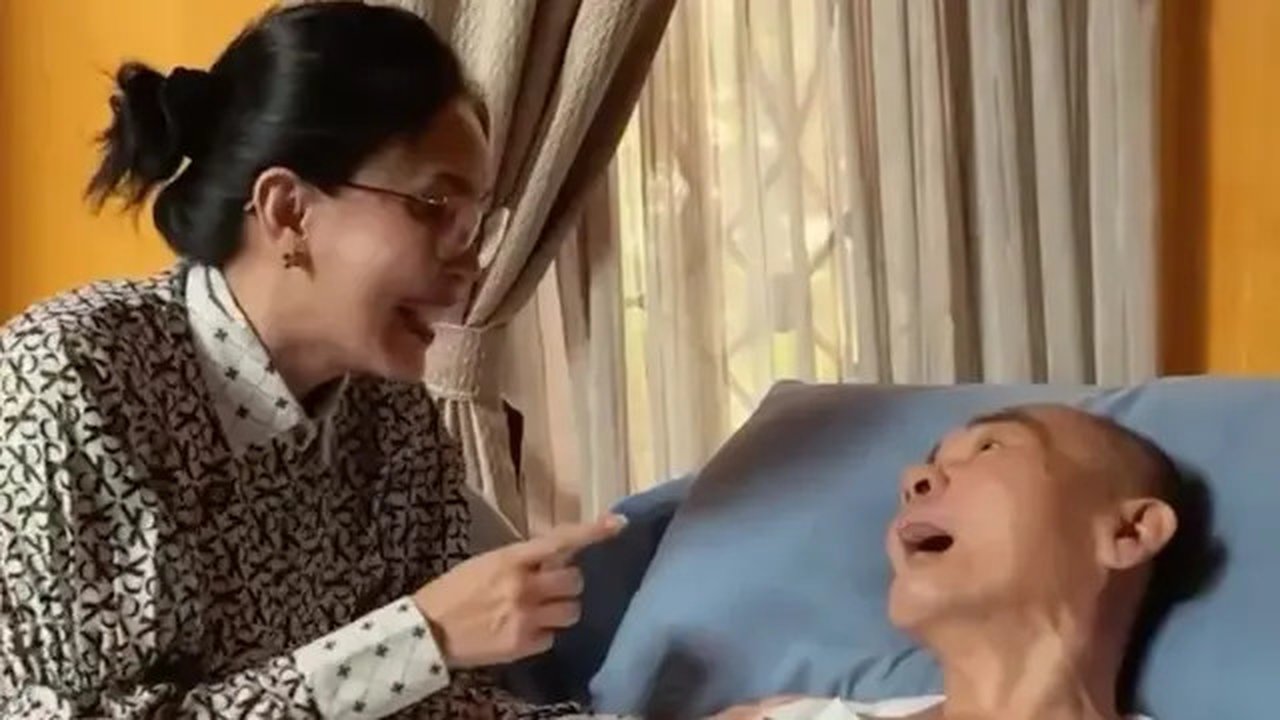 Rieke Diah Pitaloka jenguk Mat Solar. Ia syok mendapati ganti rugi tanah Mat Solar yang dipakai negara untuk Tol Cinere-Serpong hingga kini belum lunas. (Foto: Dok. Instagram @riekediahp)