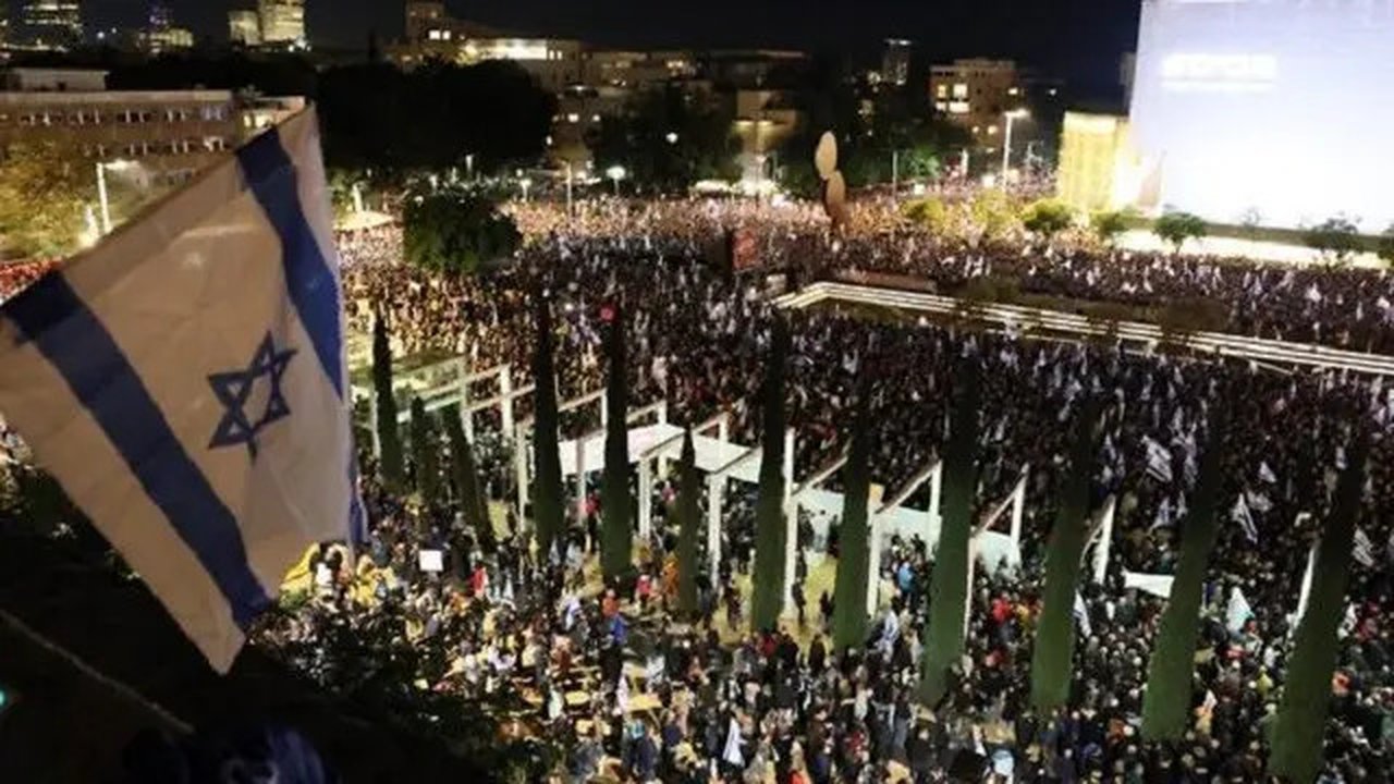 Puluhan orang berunjuk rasa di ibu kota Israel pada Sabtu (14/1/2023), untuk menentang pemerintahan PM Benjamin Netanyahu yang dinilai mengancam nilai-nilai demokrasi. (Dok. AFP)