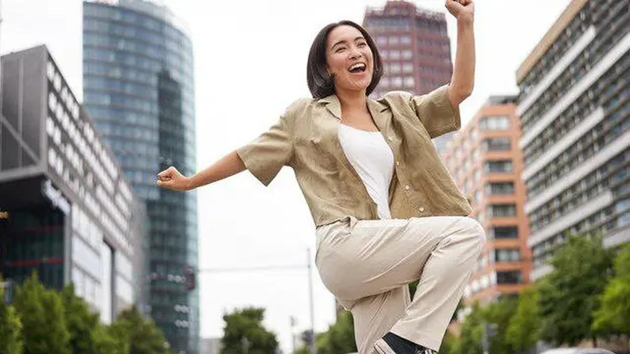 Ilustrasi bahagia, gerak, wanita, positif. (Freepik)