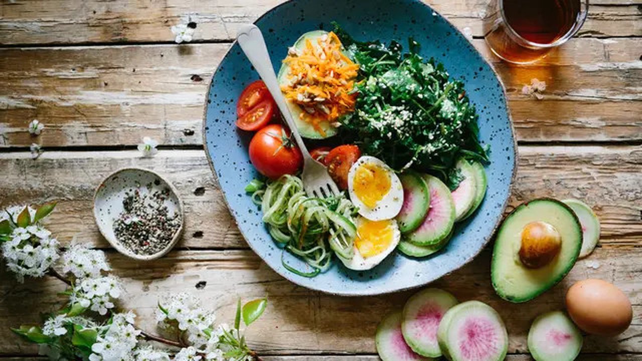 Ilustrasi makanan penuh nutrisi. (Foto: Unsplash/Brooke Lark)