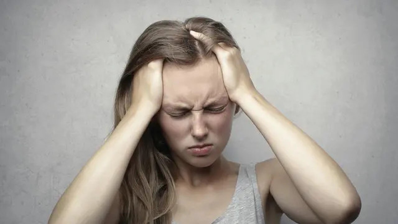 Anemia dapat ditandai dengan sakit kepala. (Foto: Pexels/Andrea Piacquadio)