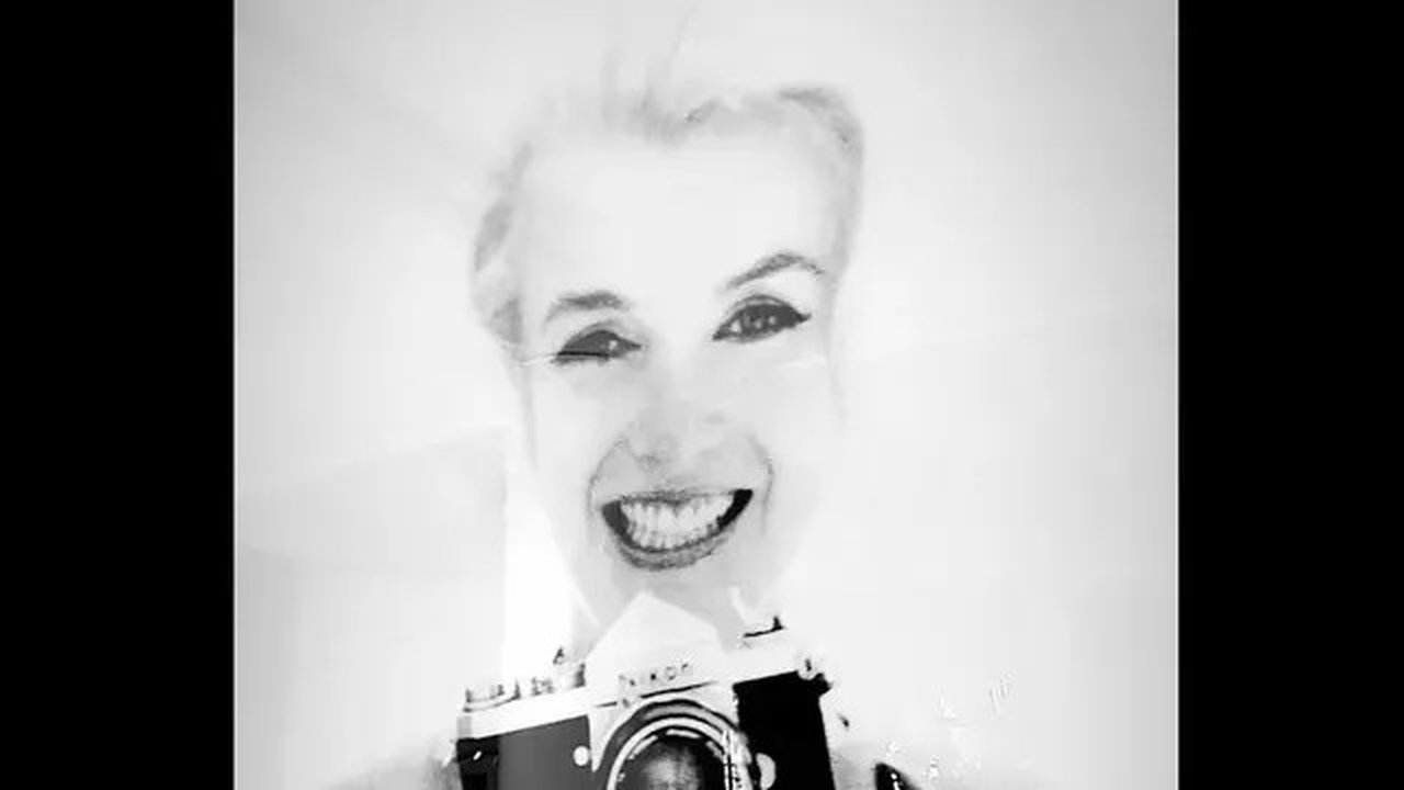 Ruang khusus di Hotel Bel-Air untuk memajang foto-foto Marilyn Monroe. (dok. Instagram @hotelbelair/https://www.instagram.com/reel/CQyfdysnEjq/Dinny Mutiah)