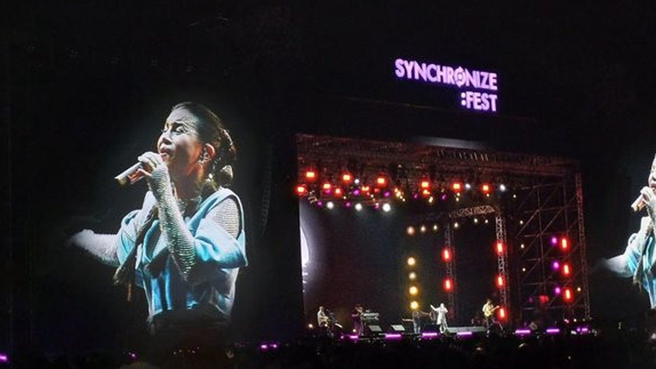 Rossa Nyanyikan Lagu Soundtrack Kartun Doraemon dan Shinchan di Panggung Synchronize Fest 2024