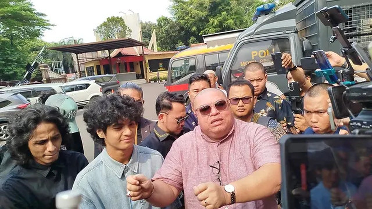 TikTokers Vadel Badjideh bersama penasihat hukumnya, Razman Arif Nasution, menghadiri panggilan Polres Metro Jakarta Selatan, Jumat (4/10/2024). Vadel dipanggil terkait kasus dugaan pencab