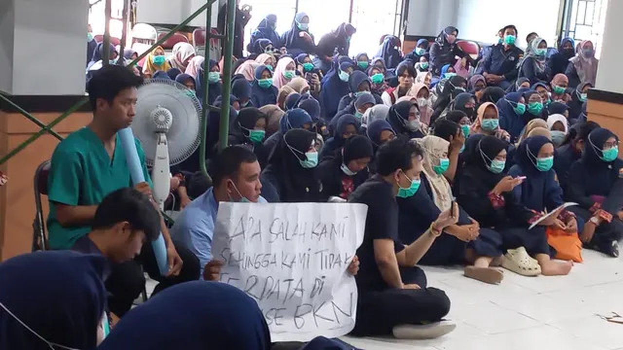 Ratusan honorer RSUD Raden Mattaher berunjuk rasa. (Liputan6.com/Gresi Plasmanto)