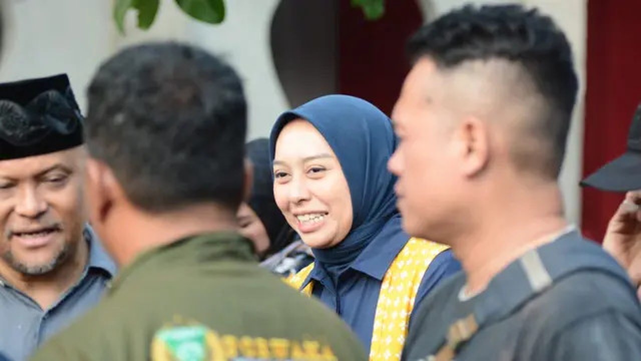 Calon Wakil Bupati Garut, Jawa Barat, nomor urut 02 Luthfianisa Putri Karlina, siap memperjuangkan insentif guru ngaji dalam kampanye terbuka di Pilkada Garut 2024. (Liputan6.com/Jayadi Supri
