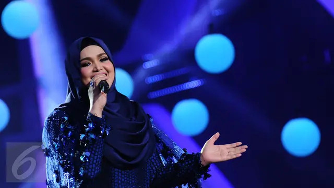 Penyanyi asal Malaysia, Siti Nurhaliza saat tampil di Konser Kemenangan D'Academy Asia 2 di Studio 5 Indosiar, Jakarta, Kamis (29/12). Siti tampil memukau dengan menyanyikan dua lagu hitsnya.