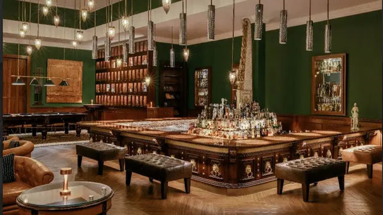 Restoran Apritif dan Pinstripe Bar hadirkan pengalaman bersantap yang mewah.