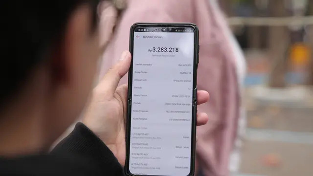 Seseorang menunjukkan sejumlah tagihannya di paylater salah satu di e-commerce. (Gempur M Surya/Liputan6.com)