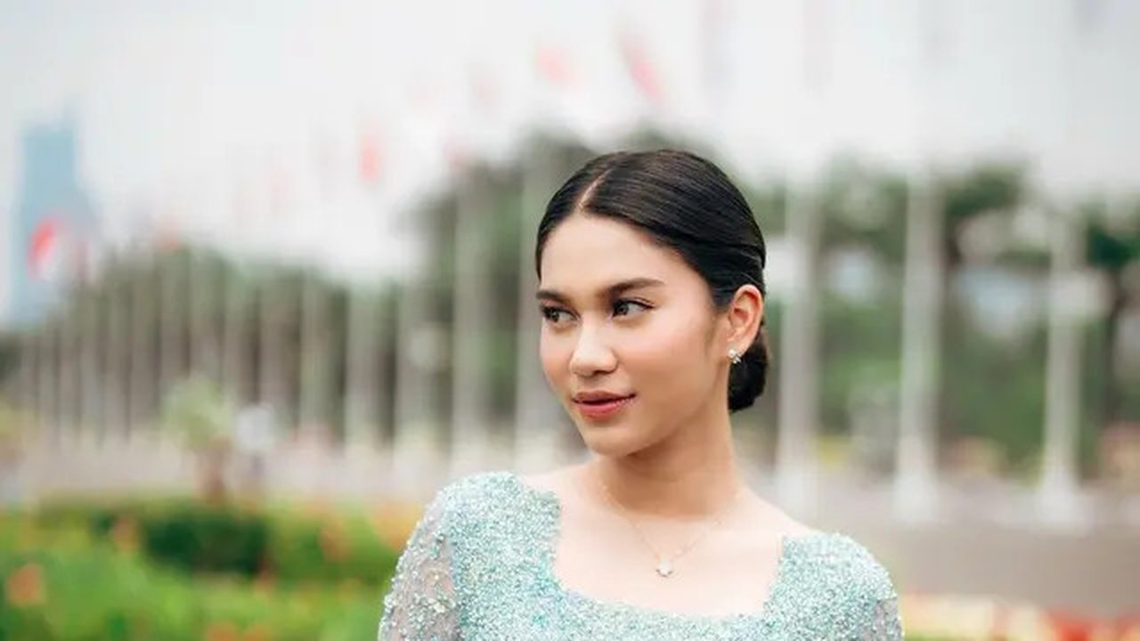 Penampilan Azizah Salsha terlihat fresh dengan kebaya H-Line biru aqua rancangan Asky Febriyanti [@azizahsalsha_]