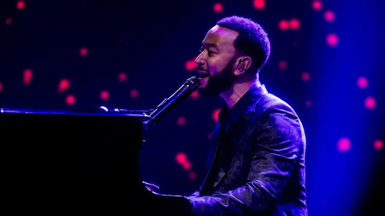 John Legend saat tampil dalam konser bertema An Evening With John Legend: A Night Of Songs And Stories di Area Hall Sentul International Convention Center pada Minggu (6/10/2024) malam. (Foto