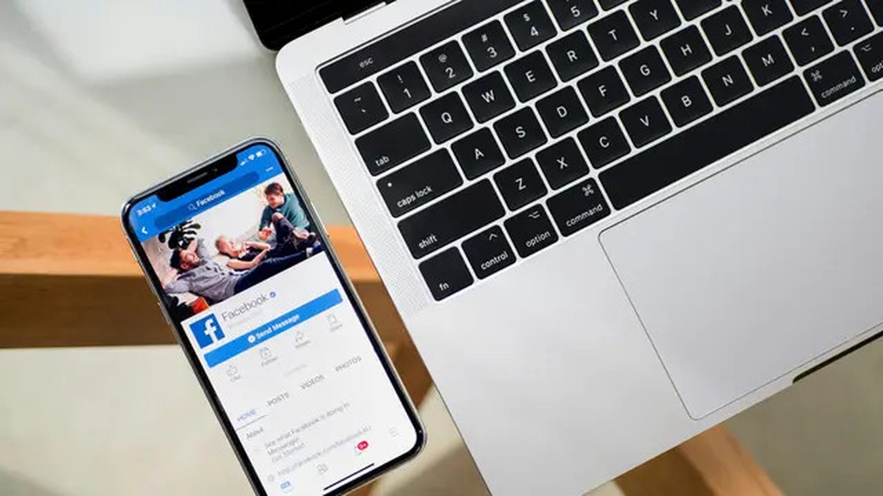 Profil media sosial merupakan hal penting yang harus diperhatikan. Foto: Timothy Hales Bannett on Unsplash