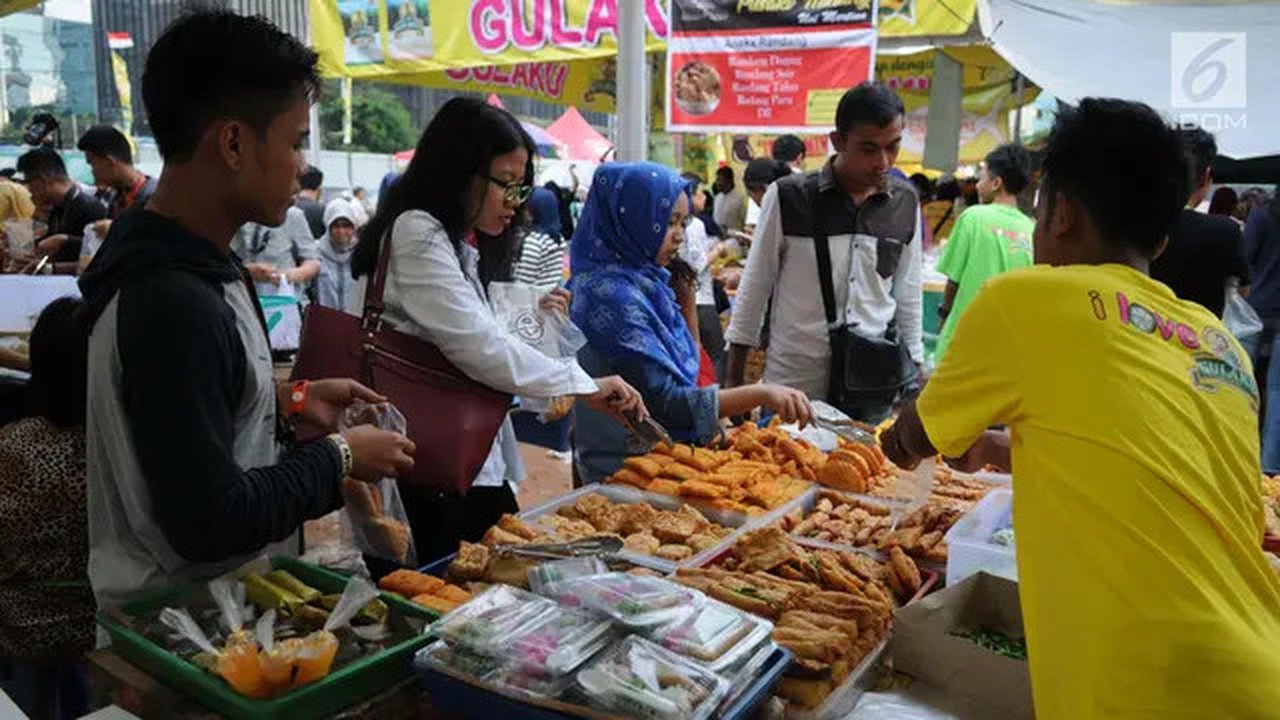 Warga memilih makanan untuk berbuka puasa di Pasar Takjil Benhil, Jakarta, Senin (29/5). Pasar Takjil Benhil yang ada setiap bulan Ramadan tersebut dipadati warga yang membeli makanan untuk b
