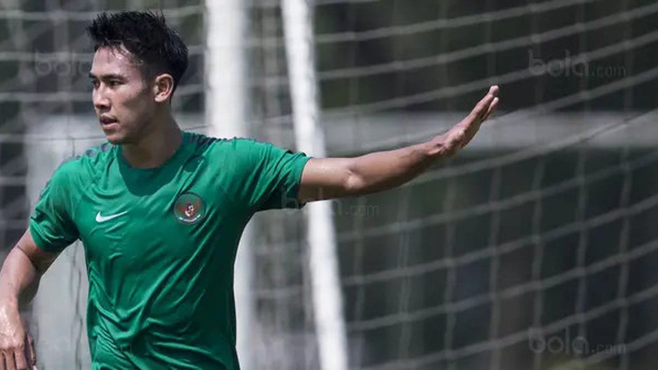 Bek Timnas Indonesia U-22, Ryuji Utomo, saat latihan di Lapangan SPH Karawaci, Banten, Kamis (10/8/2017). Latihan dilakukan sebagai persiapan jelang SEA Games 2017 Malaysia. (Bola.com/Vitalis
