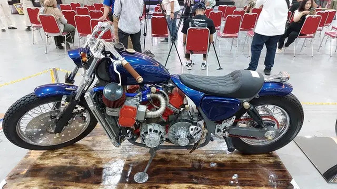 Motor custom dari Psycho Engine yang turut mejeng di Kustomfest 2024. (Liputan6.com/ Rendy Yansah)