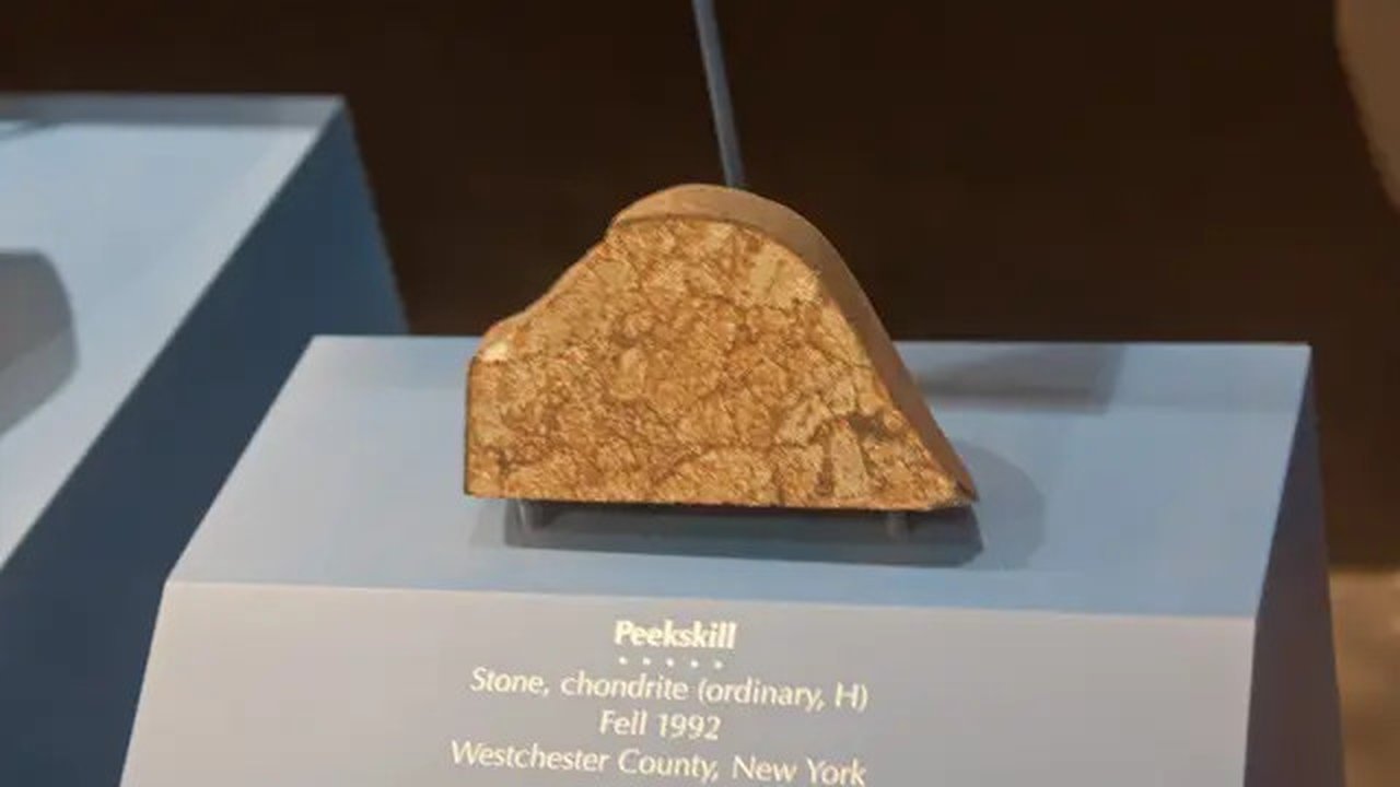 Meteorit menghantam  Chevy Malibu di Peekskill, New York, AS pada 9 Oktober 1992. (Wikimedia Commons/Creative Commons)