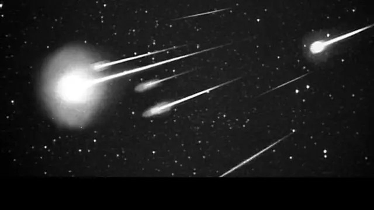 Sebuah ledakan meteor Leonid 1999 yang terlihat pada ketinggian 38.000 kaki dari Leonid Multi Instrument Aircraft Campaign (Leonid MAC) dengan kamera 50 mm. (Pusat Penelitian NASA / Ames / IS