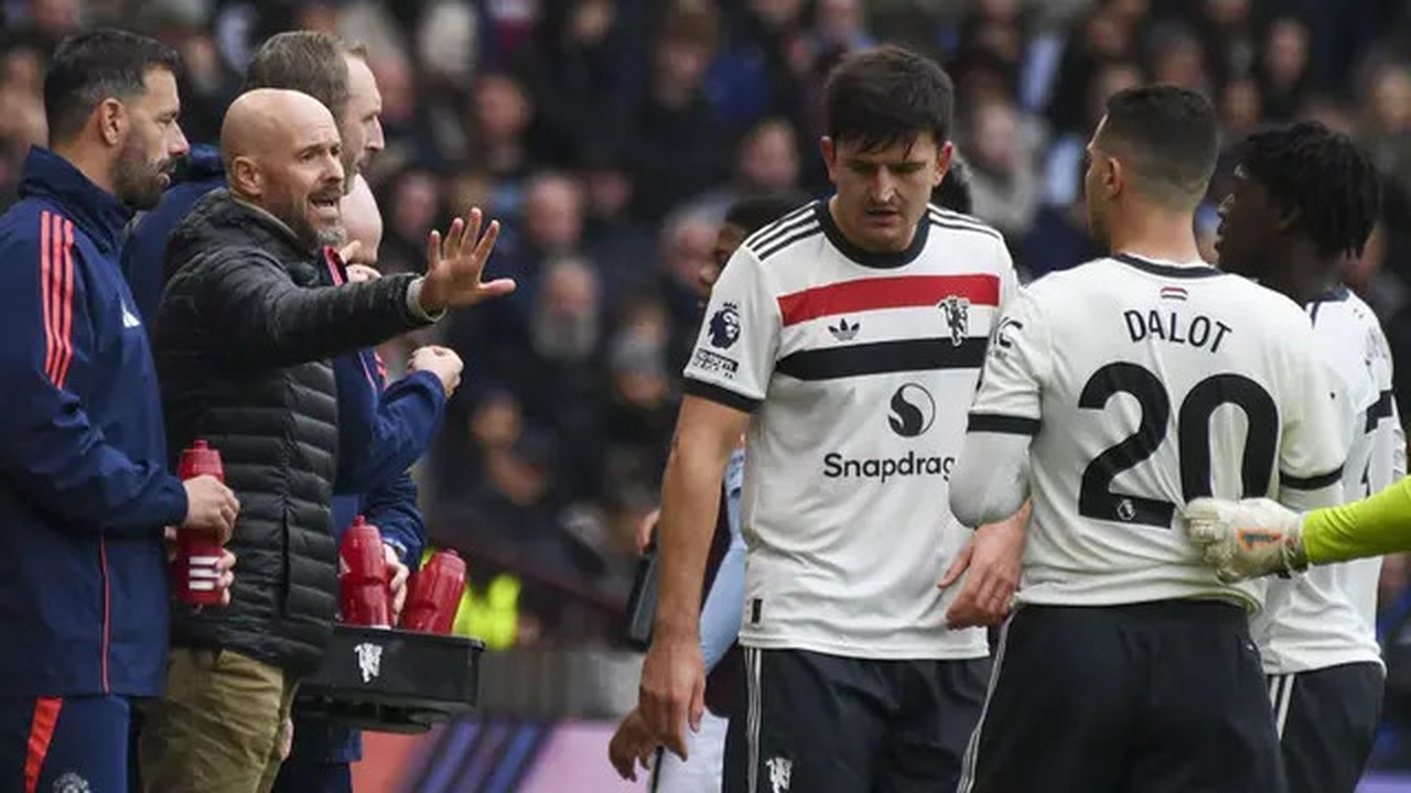 Manajer Manchester United, Erik ten Hag (kiri), memberikan arahan kepada anak asuhnya saat bersua Aston Villa pada laga pekan ketujuh Premier League di Villa Park, Birmingham, Minggu