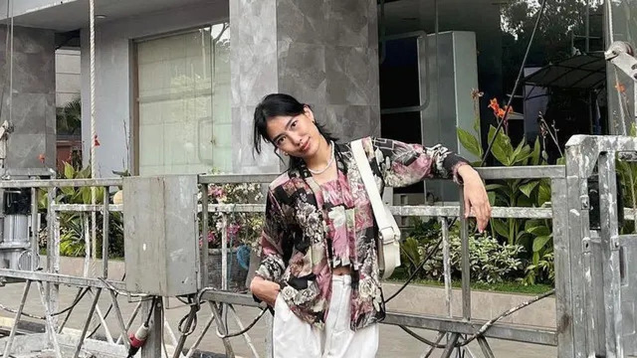 Alika Islamadina tampil dengan kebaya bermotif dipadukan celana putih putih panjang yang serasi dengan shoulder bag dan sneakersnya. [@alikaislamadina]