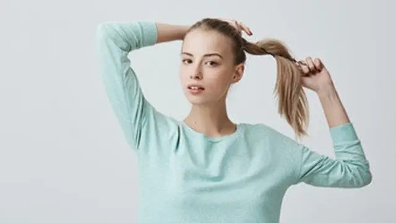 Ilustrasi Mengikat Rambut Credit: pexels.com/Citrus