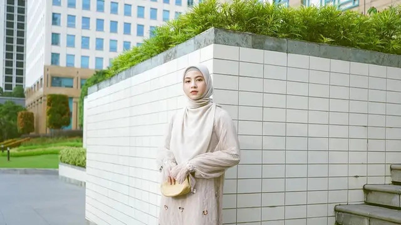 Inspirasi gamis Lebaran salah satunya bisa dilihat dari penampilan Natasha Rizky. Pilihan gamis dengan aksen gamis dan detail yang cantik bikin penampilannya terlihat anggun dan elegan.  [@na