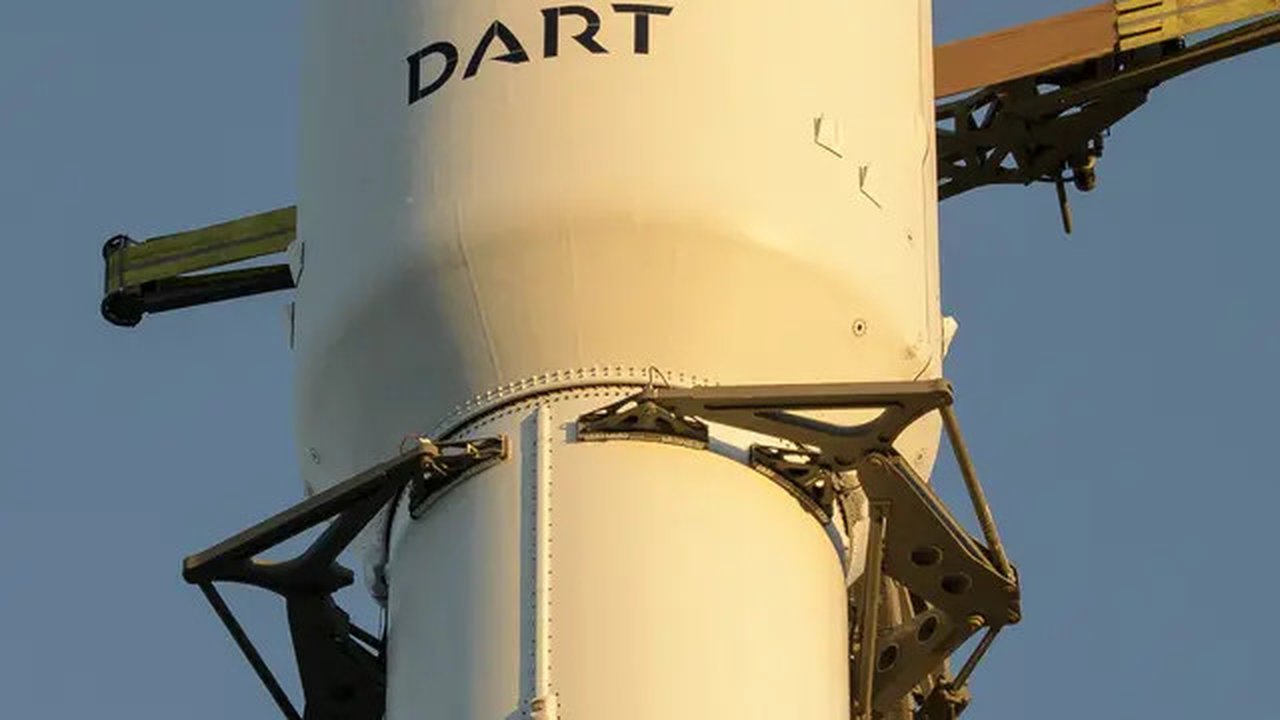 Roket SpaceX Falcon 9 dengan pesawat ruang angkasa Double Asteroid Redirection Test (DART) terlihat di Space Launch Complex 4E, Vandenberg Space Force Base, California, AS, 23 November 2021.