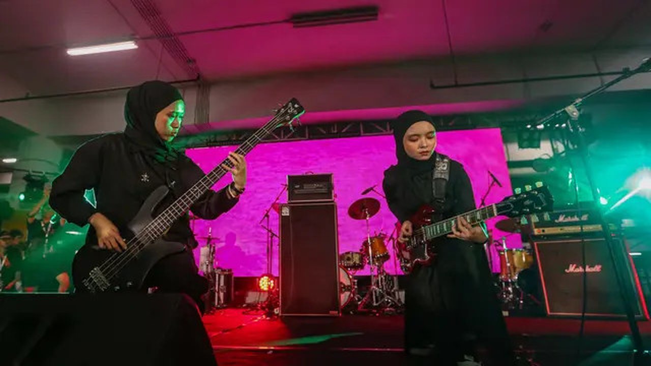 Widi (kiri) dan Marsya beraksi di Soundsfest Experience di Ballroom Kuningan City P6, Sabtu (22/6). (Liputan6.com/Angga Yuniar)