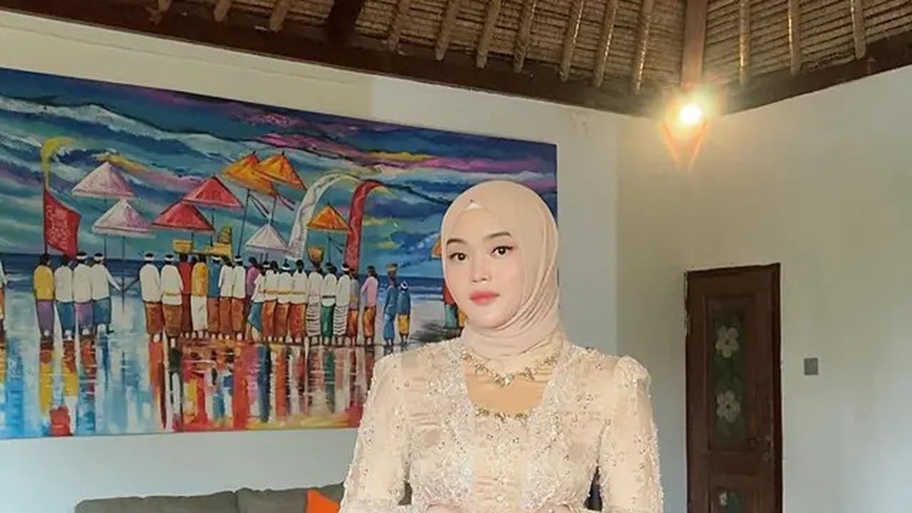 Melihat beda pesona Putri Delina dalam dua look berbeda (@putridelina)