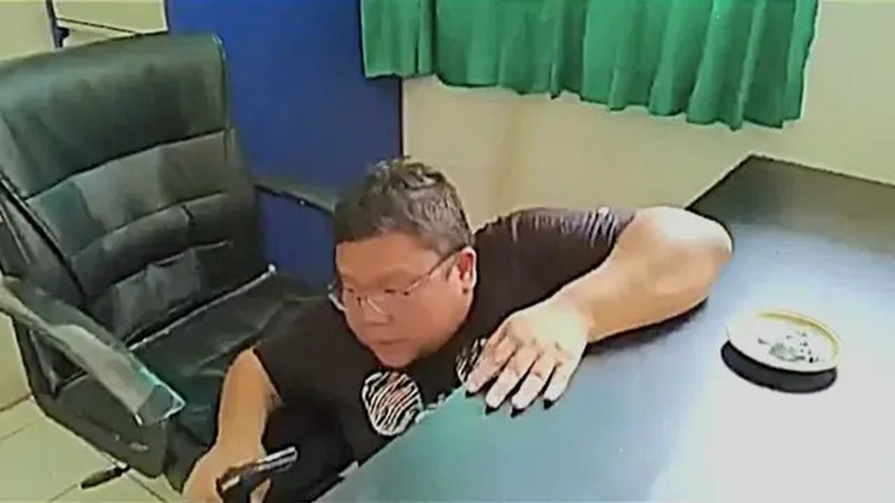 Tangkapan layar detik-detik rekaman video, Enggo Pratama, Camat Negeri Katon, Kabupaten Pesawaran, Lampung, sembunyi di bawah meja saat dipergoki warga. Foto : (Ist).