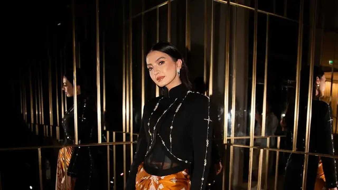 Kebaya Janggan hitam jadi salah satu outfit Raline Shah saat hadiri Cannes film Festival. Kebaya hitam panjang itu dipadukan dengan kain Batik satin dari Iwan Tirta. [@ralineshah]