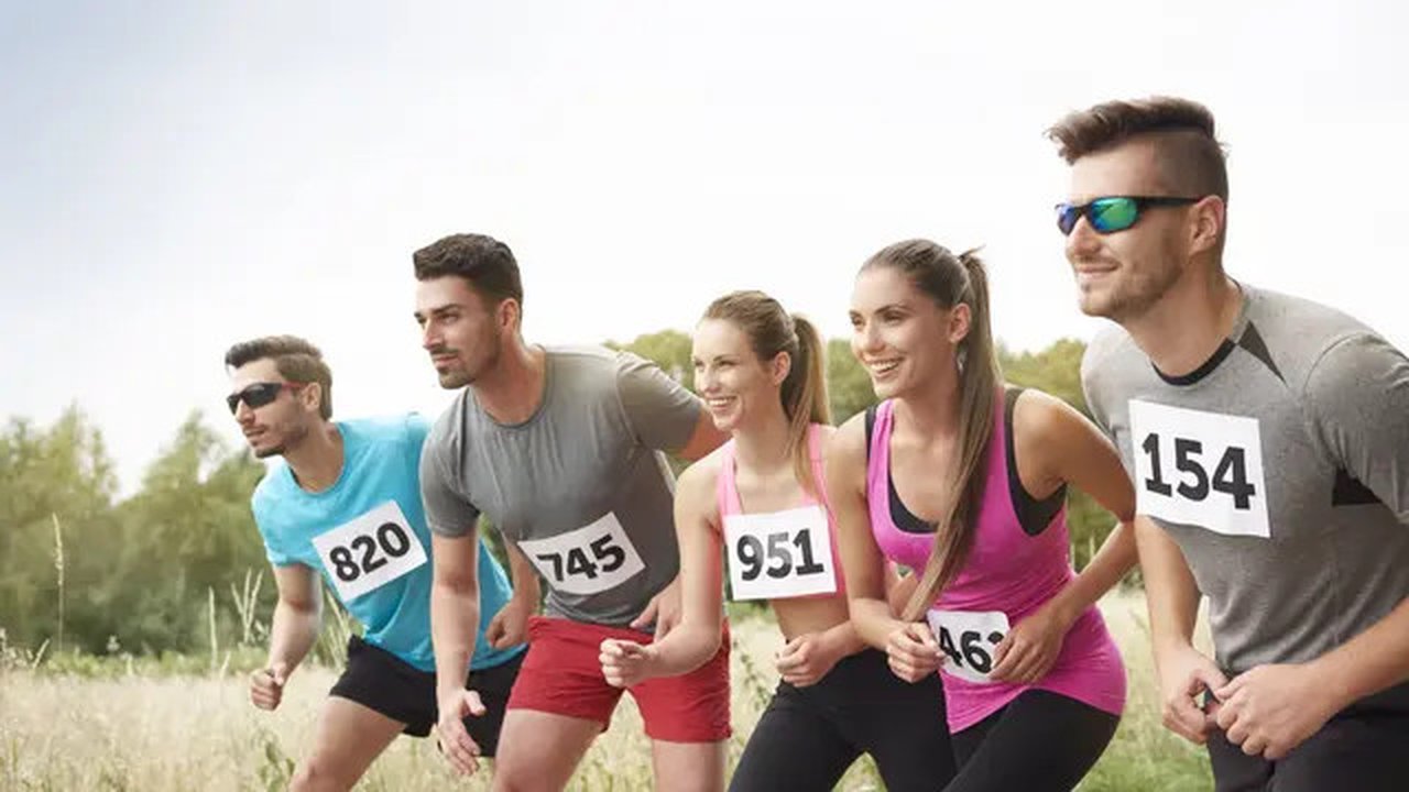 Ilustrasi lari marathon. (Copyright Freepik/gpointstudio)