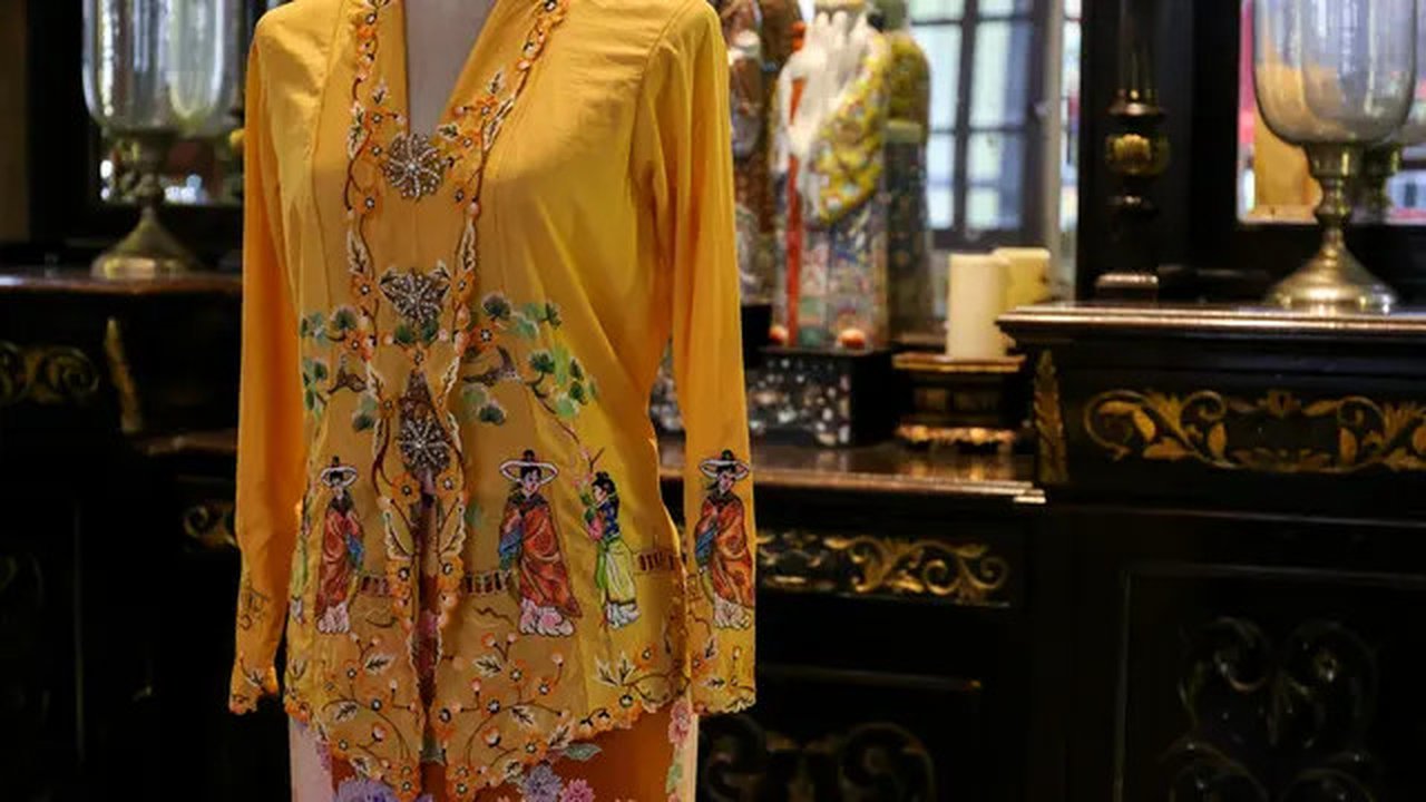 Ilustrasi baju kebaya. (Photo by Aim Aris on Unsplash)