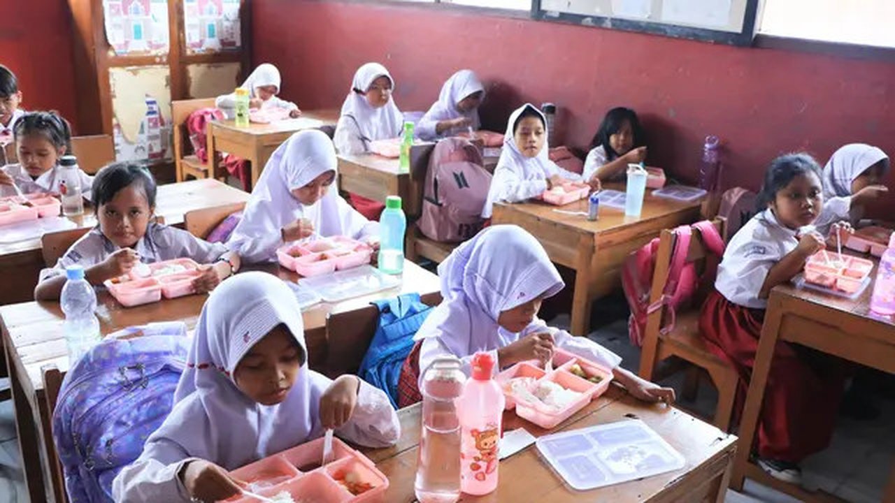Pembiasaan Makan Bergizi Gratis di SD Negeri Parung Serab, Kecamatan Ciledug, Senin, (09/9/2024).