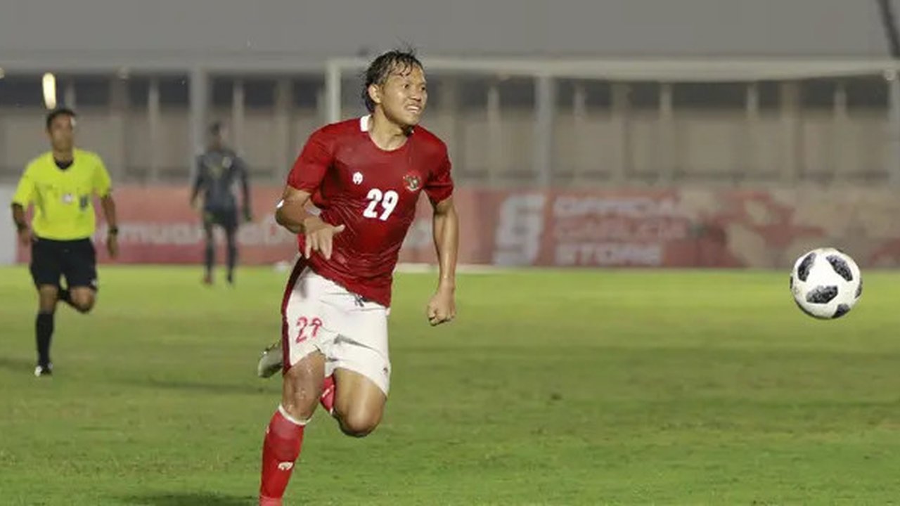 Adam Alis menjadi kreator di lini tengah untuk membangun serangan Timnas Indonesia. Adam Alis beberapa kali juga memberikan ancaman terhadap gawang Tira Persikabo. (Foto: Bola.com/M. Iqbal Ic