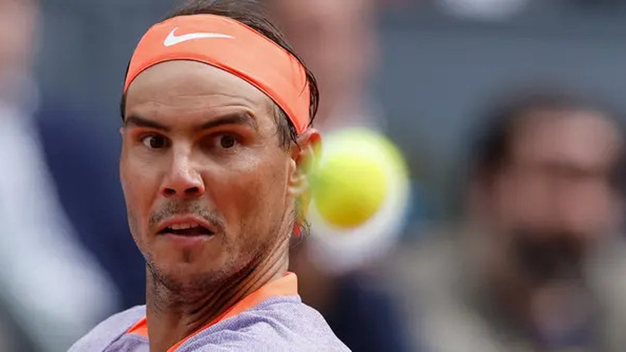 Pada Kamis (8/8/2024), Nadal mengumumkan di media sosial bahwa ia tidak akan mengikuti turnamen yang dimulai pada 26 Agustus ini. (OSCAR DEL POZO / AFP)