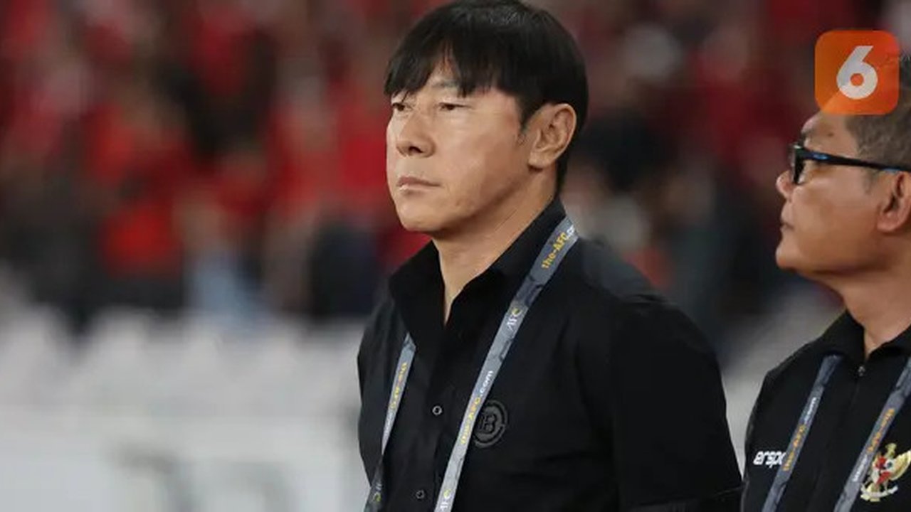Pelatih Timnas Indonesia, Shin Tae-yong didampingi manajer tim, Sumardji jelang dimulainya laga menghadapi Filipina pada laga terakhir Grup F putaran kedua kualifikasi Piala Dunia 2026 Zon