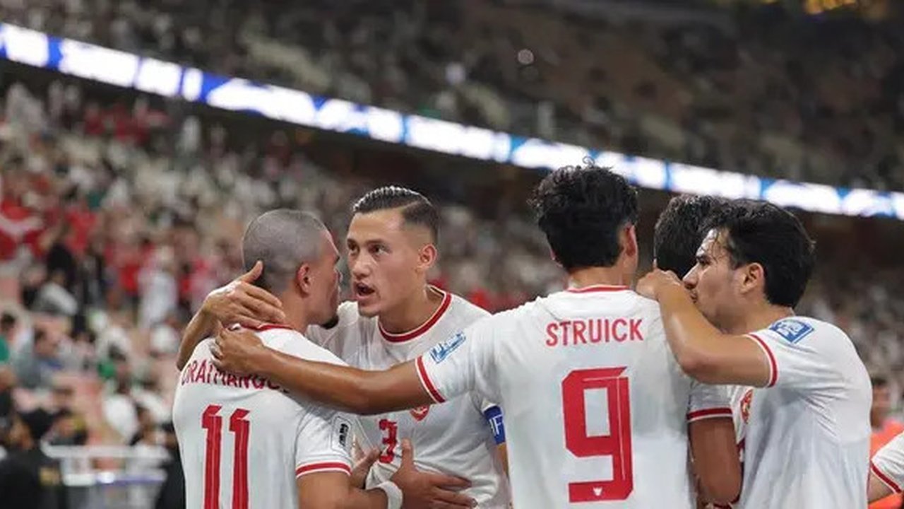 Jay Idzes (dua dari kiri) menjadi kapten saat Timnas Indonesia bertandang ke markas Timnas Arab Saudi, Jumat (6/9/2024). (Instagram/jayidzes).